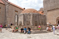 Nicht identifizierte Touristen nahe dem großen Brunnen von Onofrio, Dubrovnik, Kroatien stockfotos Nicht identifizierte Touristen nahe dem großen Brunnen von Onofrio, Dubrovnik, Kroatien stockfotos