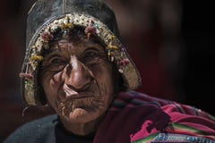 Nicht identifizierter einheimischer Yampara-Mann mit traditioneller Stammes- Kleidung lizenzfreies stockfoto Nicht identifizierter einheimischer Yampara-Mann mit traditioneller Stammes- Kleidung lizenzfreies stockfoto