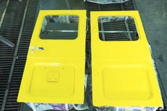 Nicht identifiziertes Teil des alten Autos in der Werkstatt malen Job lizenzfreies stockbild Nicht identifiziertes Teil des alten Autos in der Werkstatt malen Job lizenzfreies stockbild