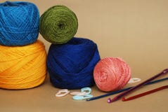 Niciany skład Barwiony Szydełkuje lub Knitt przędza w zwitkach Igła, akcesoria dla Handmade i hobby z kopii przestrzenią zdjęcia royalty free Niciany skład Barwiony Szydełkuje lub Knitt przędza w zwitkach Igła, akcesoria dla Handmade i hobby z kopii przestrzenią zdjęcia royalty free