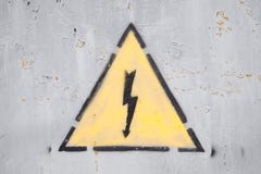 Niebezpieczeństwo woltażu szyldowa wysoka elektryczność obrazy stock Niebezpieczeństwo woltażu szyldowa wysoka elektryczność obrazy stock