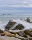 Niebieskie niebo na plaży i skała fotografia stock Niebieskie niebo na plaży i skała fotografia stock