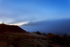 niebla de la mañana en un prado de la ladera cerca del pueblo de montaña en la noche en luz de luna fotos de archivo libres de regalías niebla de la mañana en un prado de la ladera cerca del pueblo de montaña en la noche en luz de luna fotos de archivo libres de regalías