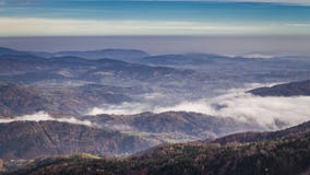 Niebla que fluye en el valle en la salida del sol, Polonia de Tatras almacen de video Niebla que fluye en el valle en la salida del sol, Polonia de Tatras almacen de video