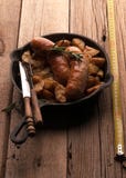 Niecka z smażyć grulami i piec na grillu kiełbasami obrazy stock Niecka z smażyć grulami i piec na grillu kiełbasami obrazy stock