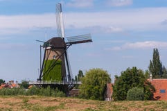 Niederländische Windmühle hinter einem Dike stockbilder Niederländische Windmühle hinter einem Dike stockbilder