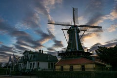 Niederländische Windmühle nahe See ‚Kralingse Winkel des Leistungshebels in Rotterdam, die Niederlande lizenzfreie stockfotos Niederländische Windmühle nahe See ‚Kralingse Winkel des Leistungshebels in Rotterdam, die Niederlande lizenzfreie stockfotos