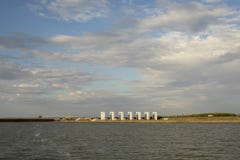 Niederländischer Wasserbau, Houtribsluizen bei Leystad, Schleuse, mit blauem Himmel und Wolken stockfotografie Niederländischer Wasserbau, Houtribsluizen bei Leystad, Schleuse, mit blauem Himmel und Wolken stockfotografie