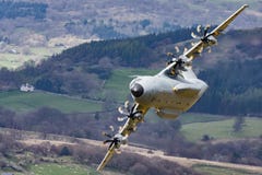 Niedrige Fliege Atlasses Airbusses A400m stockbild Niedrige Fliege Atlasses Airbusses A400m stockbild