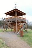 Niedriger hölzerner Aussichtturm mit Treppenhäusern und Kameras auf die Oberseite Lizenzfreie Stockbilder Niedriger hölzerner Aussichtturm mit Treppenhäusern und Kameras auf die Oberseite Lizenzfreie Stockbilder