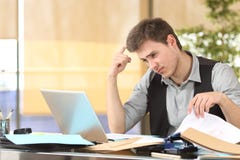 Niekompetentny biznesmen online zdjęcie stock Niekompetentny biznesmen online zdjęcie stock