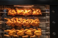 Niektóre piec na grillu kurczak na skewer kręceniu w grillu zdjęcia royalty free Niektóre piec na grillu kurczak na skewer kręceniu w grillu zdjęcia royalty free
