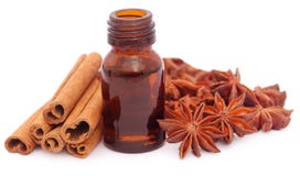 Niektóre aromatyczny cynamon z gwiazdowym anyżem i istotnym olejem obrazy stock Niektóre aromatyczny cynamon z gwiazdowym anyżem i istotnym olejem obrazy stock