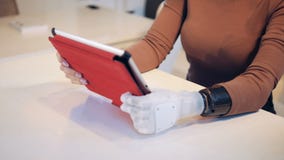 Niepełnosprawna osoba trzyma pastylkę z ręki prosthesis, zakończenie w górę zbiory Niepełnosprawna osoba trzyma pastylkę z ręki prosthesis, zakończenie w górę zbiory