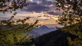 niesamowite s?o?ca Widok krajobrazy, ?wiat?o s?oneczne i zmrok wiosny, chmurnieje nad obrazy stock niesamowite s?o?ca Widok krajobrazy, ?wiat?o s?oneczne i zmrok wiosny, chmurnieje nad obrazy stock