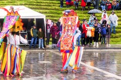 Niet geïdentificeerde dansers met gedetailleerd kostuum in Inti Raymi, inheemse viering in Ingapirca, Canar, Ecuador royalty-vrije stock afbeelding Niet geïdentificeerde dansers met gedetailleerd kostuum in Inti Raymi, inheemse viering in Ingapirca, Canar, Ecuador royalty-vrije stock afbeelding