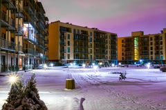Nieuw modern flatgebouw in Vilnius, Litouwen, modern laag stijgings Europees flatgebouw complex met openluchtfaciliteiten W royalty-vrije stock afbeelding Nieuw modern flatgebouw in Vilnius, Litouwen, modern laag stijgings Europees flatgebouw complex met openluchtfaciliteiten W royalty-vrije stock afbeelding