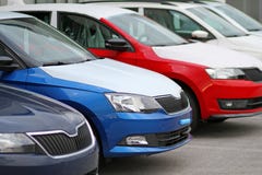 Nieuwe die auto's voor verkoop voor een auto, de opslag van de motorhandelaar, winkel worden geparkeerd royalty-vrije stock afbeeldingen Nieuwe die auto's voor verkoop voor een auto, de opslag van de motorhandelaar, winkel worden geparkeerd royalty-vrije stock afbeeldingen