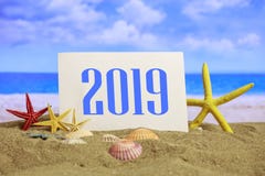 Nieuwe jaar 2019 viering op het strand, de vakanties van de zomerkerstmis Stock Fotografie Nieuwe jaar 2019 viering op het strand, de vakanties van de zomerkerstmis Stock Fotografie