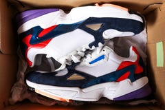 Nieuwe tennisschoenen in de doos op houten achtergrond stock fotografie Nieuwe tennisschoenen in de doos op houten achtergrond stock fotografie