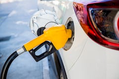 Nieuwe vulling en het vullen de Brandstof van het Oliegas bij post Benzinestation die - bijtanken Om de machine met brandstof te stock afbeeldingen Nieuwe vulling en het vullen de Brandstof van het Oliegas bij post Benzinestation die - bijtanken Om de machine met brandstof te stock afbeeldingen