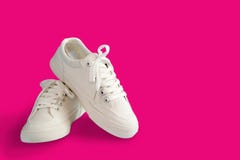 Nieuwe witte die wijfje of tienertennisschoenen op witte achtergrond worden geïsoleerd Witte textieltennisschoenen met rubberzole royalty-vrije stock afbeelding Nieuwe witte die wijfje of tienertennisschoenen op witte achtergrond worden geïsoleerd Witte textieltennisschoenen met rubberzole royalty-vrije stock afbeelding