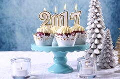 Nieuwjaar 2017 cupcakes op de lijst van het de winterthema het plaatsen Royalty-vrije Stock Fotografie Nieuwjaar 2017 cupcakes op de lijst van het de winterthema het plaatsen Royalty-vrije Stock Fotografie