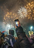 Nieuwjaar` s vuurwerk in Belgrado Vrouw die slim vuurwerk schieten royalty-vrije stock fotografie Nieuwjaar` s vuurwerk in Belgrado Vrouw die slim vuurwerk schieten royalty-vrije stock fotografie