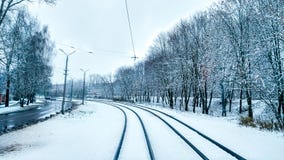 Nieve blanca en ciudad en un tranvía en noviembre, primera nieve diciembre Ciudad nevada con los árboles en invierno Cerca durmie imagen de archivo Nieve blanca en ciudad en un tranvía en noviembre, primera nieve diciembre Ciudad nevada con los árboles en invierno Cerca durmie imagen de archivo