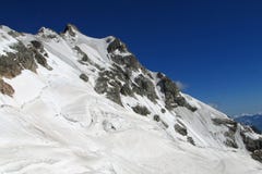 Nieve enorme y montaña rocosa imagen de archivo libre de regalías Nieve enorme y montaña rocosa imagen de archivo libre de regalías