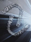 Niewidzialny stomatologiczny z?b?w wspornik?w z?bu aligners klingeryt zwi?zuje sta?e wynagrodzenia prostowa? z?by Ortodontyczny c royalty ilustracja Niewidzialny stomatologiczny z?b?w wspornik?w z?bu aligners klingeryt zwi?zuje sta?e wynagrodzenia prostowa? z?by Ortodontyczny c royalty ilustracja