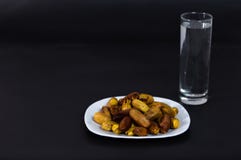 Nigeria lokala data med exponeringsglas av vatten på svart bakgrund arkivfoto Nigeria lokala data med exponeringsglas av vatten på svart bakgrund arkivfoto
