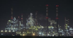 Nightimemening van een grote olieraffinaderij Nightimemening van een grote olieraffinaderij