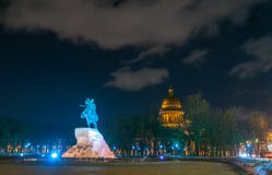 Nightscape scenico del monumento dell'imperatore russo Peter le grande e la st Isaac Cathedral in San Pietroburgo, Russia immagine stock libera da diritti Nightscape scenico del monumento dell'imperatore russo Peter le grande e la st Isaac Cathedral in San Pietroburgo, Russia immagine stock libera da diritti
