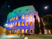 Nighttime obrazek Owalny amphitheatre w centre miasto Rzym, W?ochy z ?wiat?em i ksi??yc w pe?ni fotografia stock Nighttime obrazek Owalny amphitheatre w centre miasto Rzym, W?ochy z ?wiat?em i ksi??yc w pe?ni fotografia stock