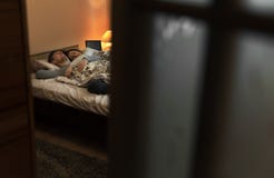 Nighttime вечера семьи над взглядом стоковое изображение Nighttime вечера семьи над взглядом стоковое изображение
