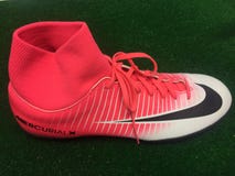 Nike fotboll skor till salu arkivbild Nike fotboll skor till salu arkivbild