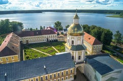 Nilov monaster Widok od dzwonkowy wierza w kierunku brama kościół St apostołowie Peter i Paul Tver region fotografia royalty free Nilov monaster Widok od dzwonkowy wierza w kierunku brama kościół St apostołowie Peter i Paul Tver region fotografia royalty free