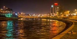 Nis, Serbia - 13 de febrero de 2016: Ciudad del riverbank del Nis en el Nis foto de archivo libre de regalías Nis, Serbia - 13 de febrero de 2016: Ciudad del riverbank del Nis en el Nis foto de archivo libre de regalías