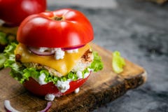 Niska carb hamburgeru opcja - pomidorowy hamburger Obrazy Royalty Free Niska carb hamburgeru opcja - pomidorowy hamburger Obrazy Royalty Free