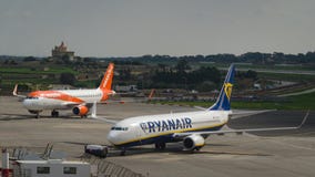 Niski koszt linia lotnicza Ryanair i Łatwy strumień parkujemy przy Międzynarodowym Malta lotniskiem zdjęcie royalty free Niski koszt linia lotnicza Ryanair i Łatwy strumień parkujemy przy Międzynarodowym Malta lotniskiem zdjęcie royalty free
