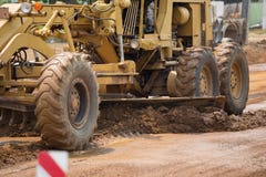 niveleuse de route au travail sur le site de construction de routes Image libre de droits niveleuse de route au travail sur le site de construction de routes Image libre de droits