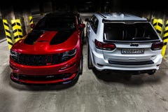Nizhnevartovsk, Rusia - 24 de agosto de 2016: Dos Jeep Grand Cherokee SRT fotografía de archivo Nizhnevartovsk, Rusia - 24 de agosto de 2016: Dos Jeep Grand Cherokee SRT fotografía de archivo