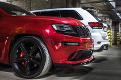 Nizhnevartovsk, Rusland - Augustus 24, 2016: Twee Jeep Grand Cherokee SRT stock afbeelding Nizhnevartovsk, Rusland - Augustus 24, 2016: Twee Jeep Grand Cherokee SRT stock afbeelding