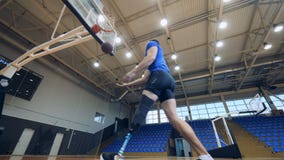 Nizhny Novgorod, Rusia - CIRCA noviembre de 2018: El varón perjudicó el jugador está lanzando una bola en la cesta almacen de video Nizhny Novgorod, Rusia - CIRCA noviembre de 2018: El varón perjudicó el jugador está lanzando una bola en la cesta almacen de video