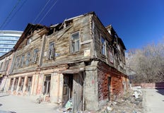 Nizhny Novgorod, Rusland - 07 april 2016 Verlaten gebrand een houten two-storey huis op de straat Kovalikhinskaya 10 stock foto's Nizhny Novgorod, Rusland - 07 april 2016 Verlaten gebrand een houten two-storey huis op de straat Kovalikhinskaya 10 stock foto's