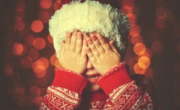 Niña antes de un milagro de la Navidad y un regalo foto de archivo Niña antes de un milagro de la Navidad y un regalo foto de archivo