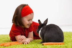 Niña con el conejito de pascua Niña con el conejito de pascua