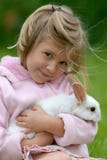 Niña con un conejo Niña con un conejo