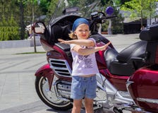 Niña divertida cerca de las motocicletas fotografía de archivo Niña divertida cerca de las motocicletas fotografía de archivo